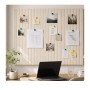 Beige Filzpinnwand aus Akustikfilz, selbstklebend, mit Notizen und Fotos an der Wand im Büro. Ideal für Organisation.