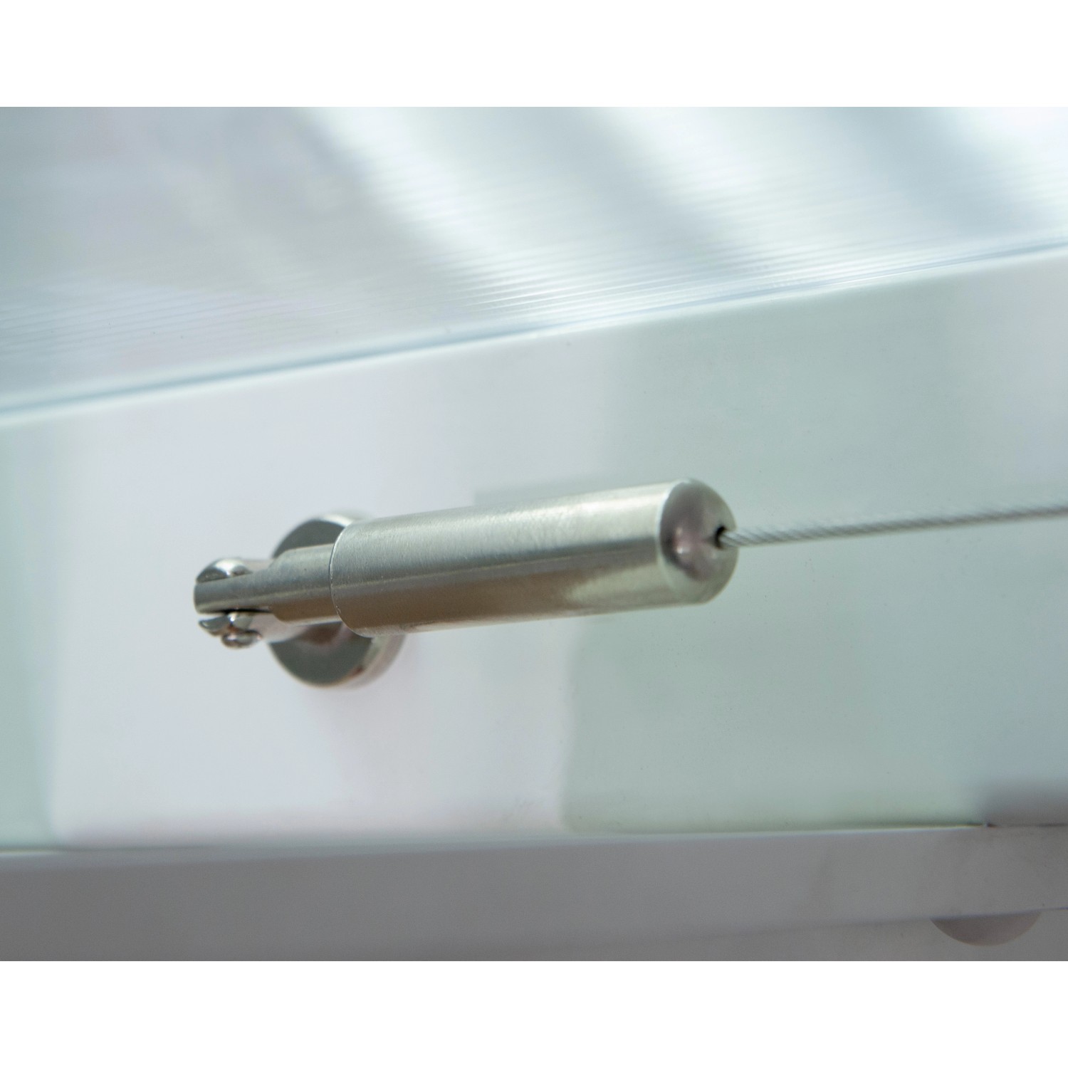 Detailaufnahme: Befestigung des Palram Sonnensegels an einer Terrassenüberdachung.