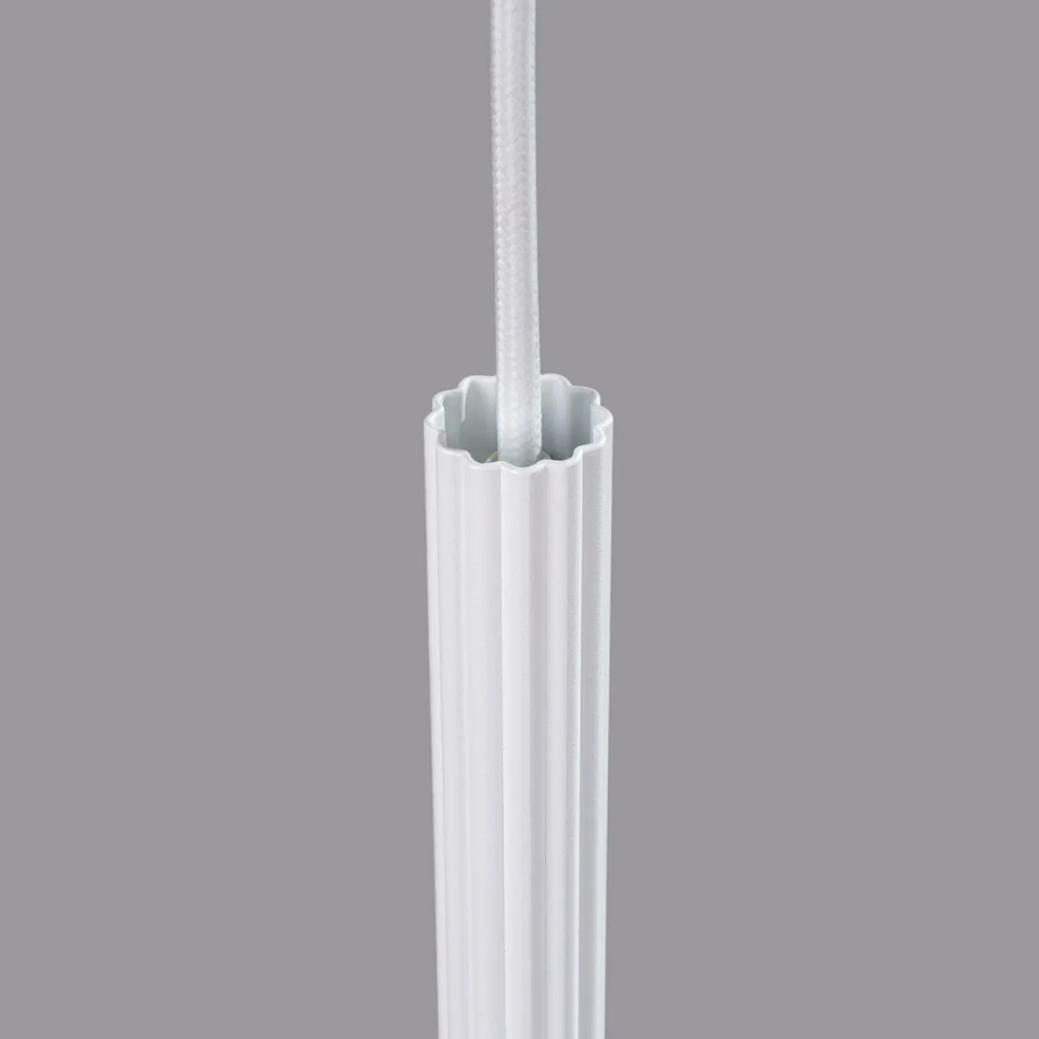 Weiße Sollux Lighting Pendelleuchte Arche 1 aus Stahl, Detailaufnahme.