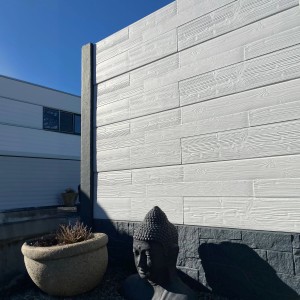 Betonzaun Timber, 200x38,5 cm, in Weiß mit Holzstruktur. Sichtschutzzaun für Garten.