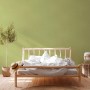 Helles Schlafzimmer mit hellgrüner, matter Vliestapete Uni von OBI.
