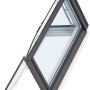 Geöffnetes, weißes Velux Wohn- und Ausstiegsfenster GXU CK04 55x98 cm.