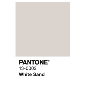 Farbmuster der Alpina Innenfarbe Pantone White Sand. Helles Greige für Wände und Decken.