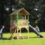 Axi Sarah Spielhaus aus Holz mit Rutsche, Sandkasten und Kindern im Garten.