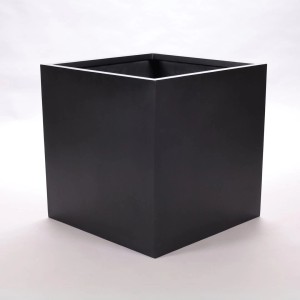 Quadratischer, mattschwarzer Pflanzkübel (90x90x90cm) aus Fiberglas für den Innen- und Außenbereich.