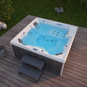 Home Deluxe Whirlpool Stream Big für 5 Personen mit Treppe und WPC-Verkleidung in Anthrazit.