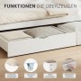 Weißer Bettkasten mit Rollen unter Bett, gefüllt mit Kissen. Details: Griff, Rollen, stabile Konstruktion, pflegeleichte Oberfläche.