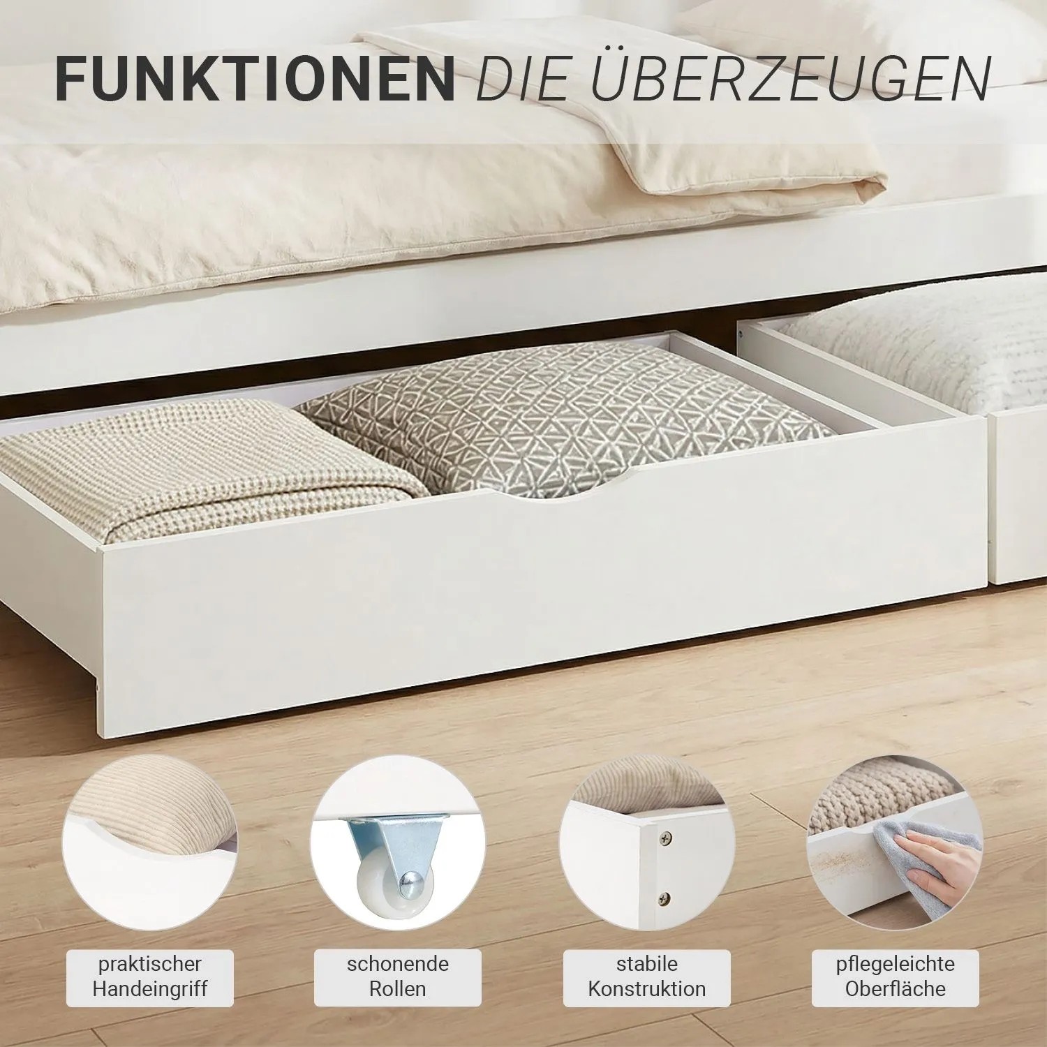 Weißer Bettkasten mit Rollen unter Bett, gefüllt mit Kissen. Details: Griff, Rollen, stabile Konstruktion, pflegeleichte Oberfläche.