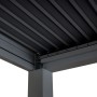 Detailaufnahme einer anthrazitfarbenen MCW Pergola mit Lamellendach und Aluminiumgestell.