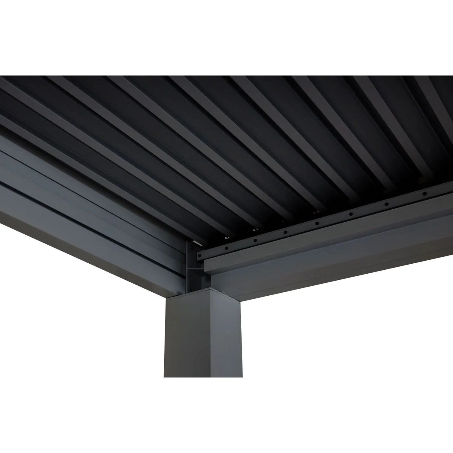 Detailaufnahme einer anthrazitfarbenen MCW Pergola mit Lamellendach und Aluminiumgestell.