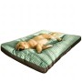 Schlafender Hund auf grünem Petsation Hundebett, 60 cm, für drinnen und draußen.