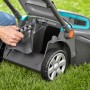 Gardena Elektro-Rasenmäher PowerMax 1800/42 mit eingesetztem Fangkorb auf Rasen.