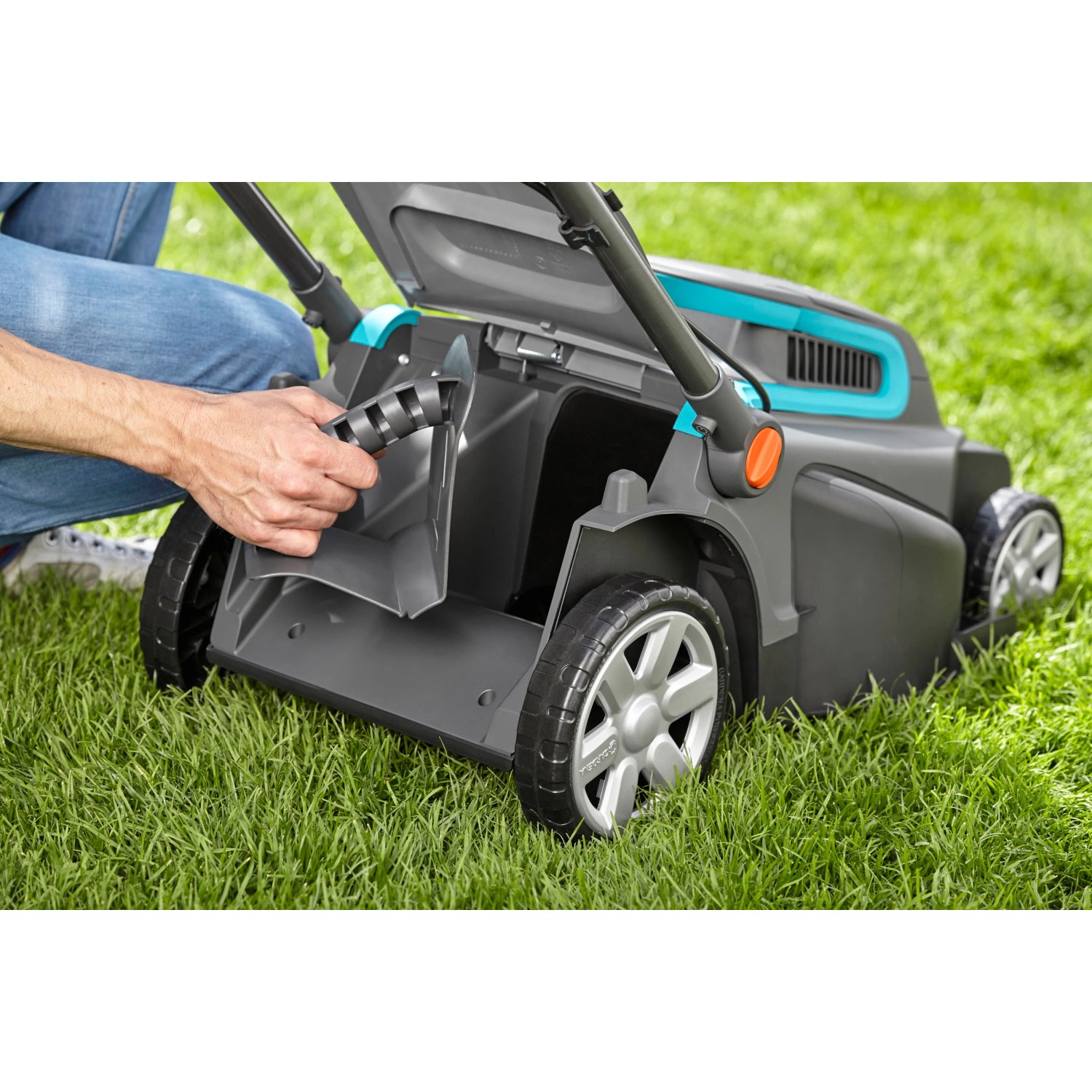 Gardena Elektro-Rasenmäher PowerMax 1800/42 mit eingesetztem Fangkorb auf Rasen.