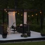 Konstsmide LED Biergarten Lichterkette mit bernsteinfarbenen Leuchtmitteln im Garten.