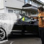 AVA Evolution P60 Hochdruckreiniger im Einsatz: Mann reinigt Auto mit Schaum. Ideal für die Autowäsche.