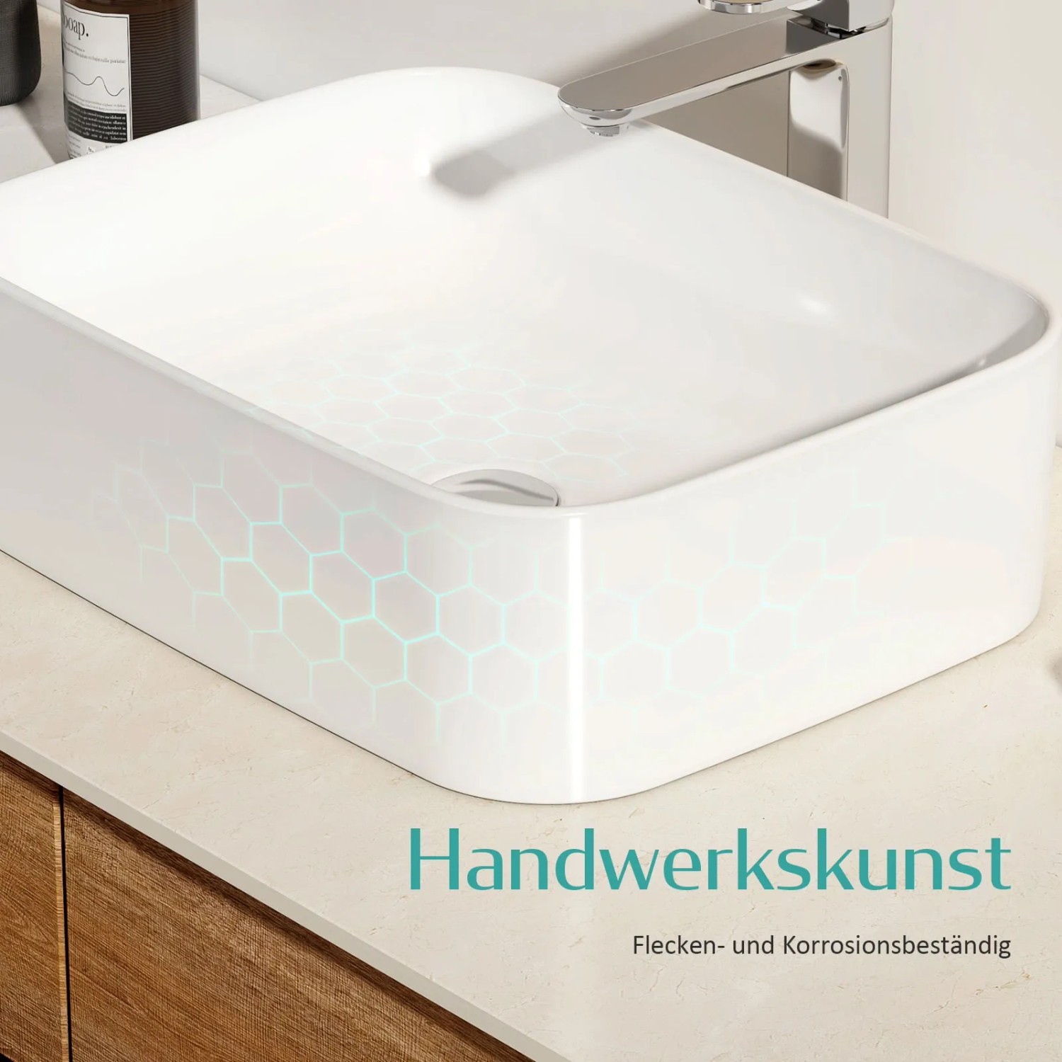 Weißes, eckiges Emke Handwaschbecken Aufsatzwaschbecken aus Keramik mit Armatur auf einer Waschtischplatte.
