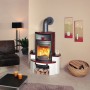 Hark Avenso GT ECOplus Kaminofen in Bordeauxrot mit Holzscheiten im Wohnraum.