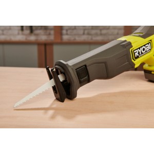 Ryobi Akku-Säbelsäge RRS18BL-0 One+ mit Sägeblatt, Nahaufnahme.