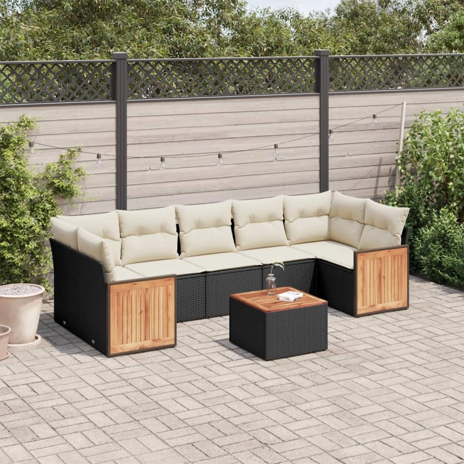 Schwarze 8-tlg. vidaXL Garten-Sofagarnitur aus Rattan mit cremefarbenen Kissen und Akazienholzdetails.