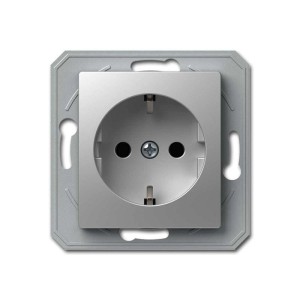 Silberne Schuko Steckdose der Serie TEM EKONOMIK ohne Rahmen, Detailansicht.