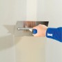 Anwendung von Knauf Fugenfüller Leicht auf Gipskartonplatte mit Spachtel.