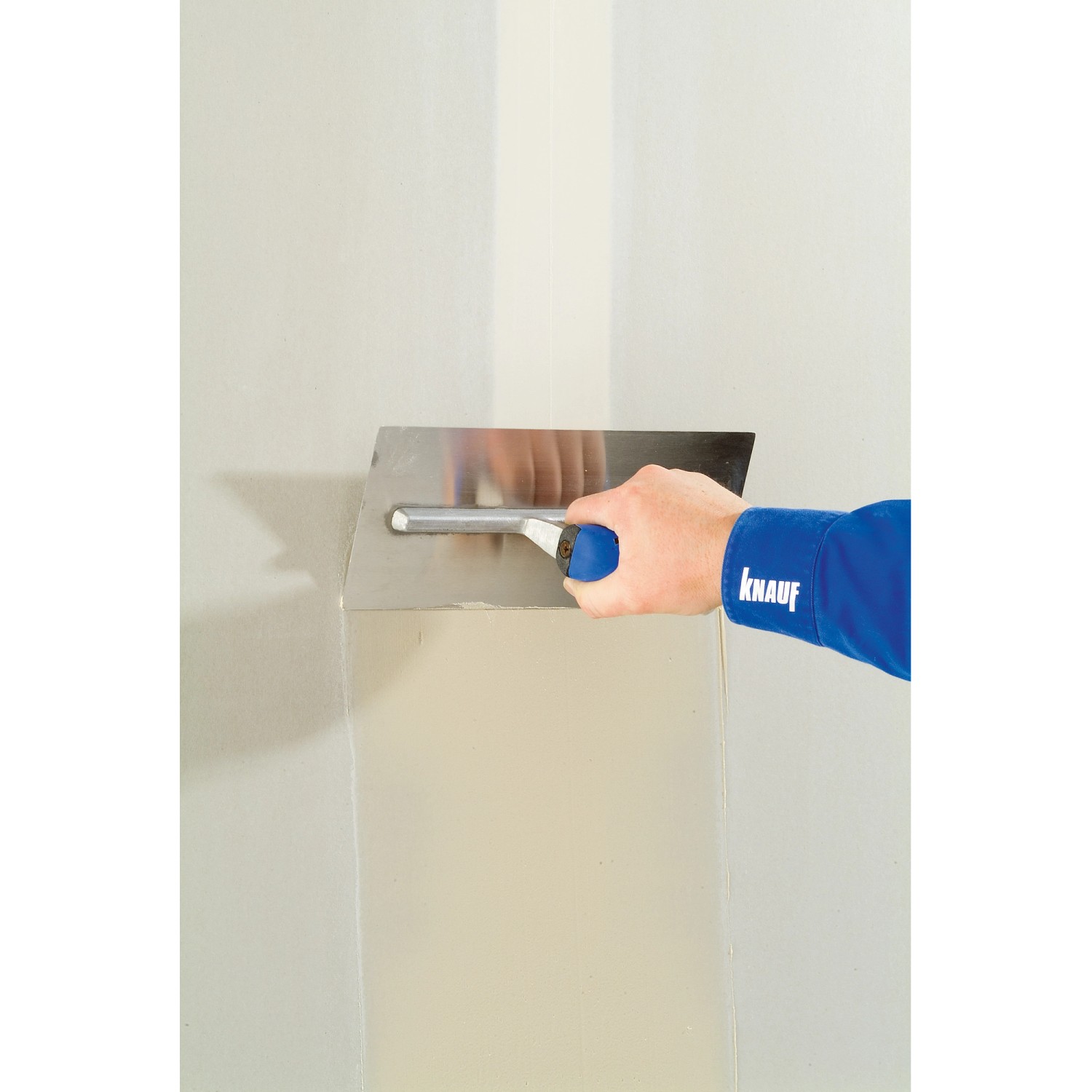 Anwendung von Knauf Fugenfüller Leicht auf Gipskartonplatte mit Spachtel.