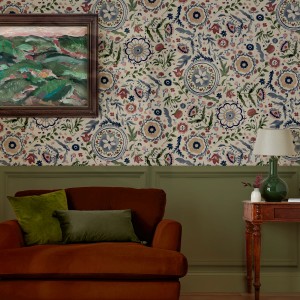Wohnraum mit Joules Vliestapete Festival Flowers Antique, buntem Blumenmuster auf Vliesträger.
