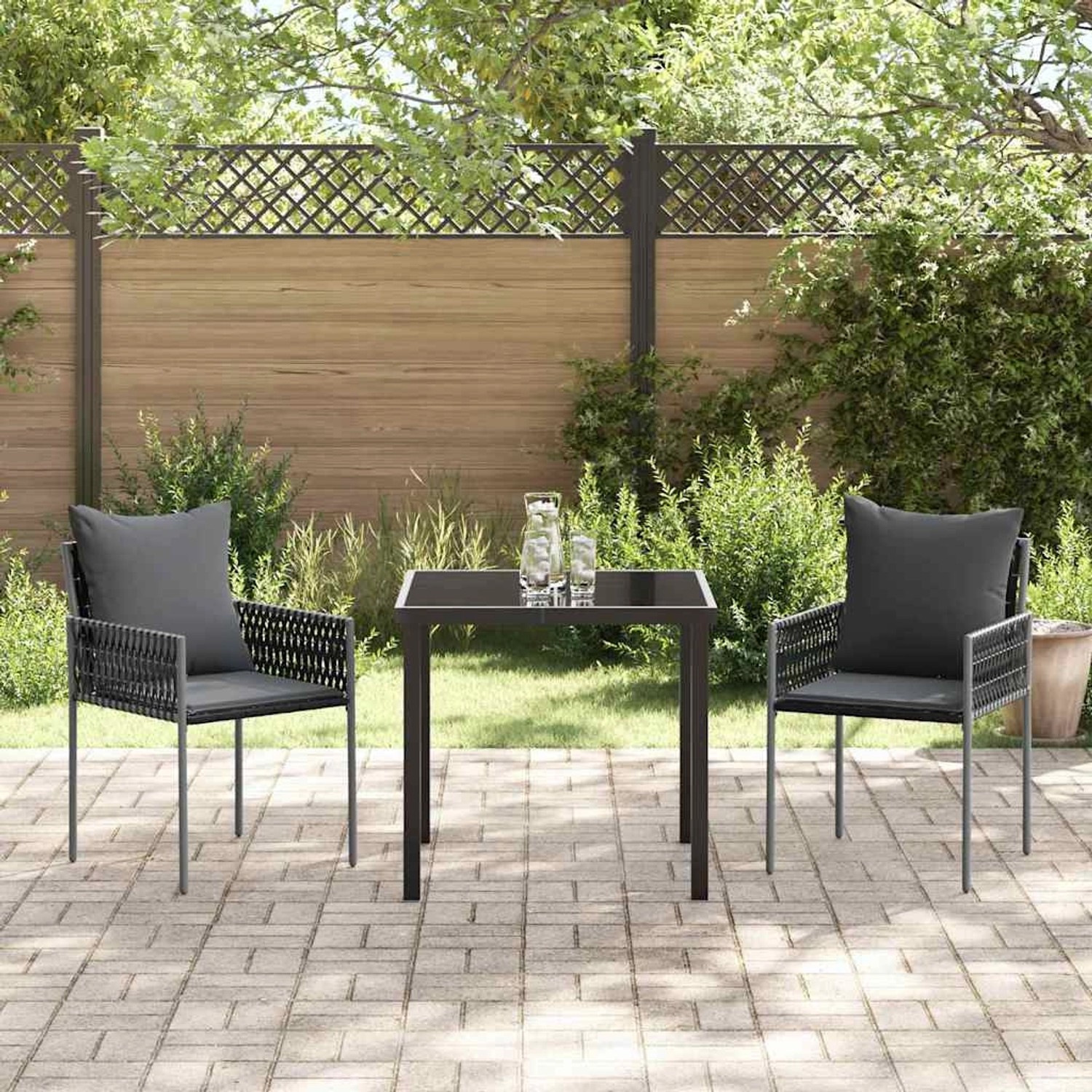 Schwarze 3-teilige Garten Essgruppe aus Poly Rattan mit Tisch und 2 Stühlen.