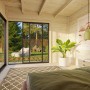 Innenansicht Palmako Gartenhaus Andrea Slide: Holzhaus mit Schiebetüren und großem Fenster.