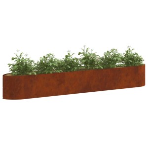 Langes, rechteckiges Hochbeet aus wetterfestem Stahl in Rostoptik, bepflanzt. Ideal für den Garten.