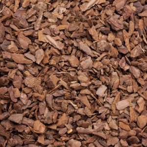 Galamio Rindenmulch Pinie Fein. Nahaufnahme von rotbraunem Mulch mit feiner Körnung zur Bodenabdeckung im Garten.