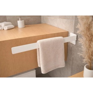 Weißer Radius Design Handtuchhalter aus Aluminium, klebend an Fliesenwand, mit beigem Handtuch. Badhelfer ohne Bohren.