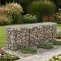 Rechteckige Gabione aus silbernem, verzinktem Stahlgitter, mit Steinen gefüllt, im Garten. Ideal für Sichtschutz.