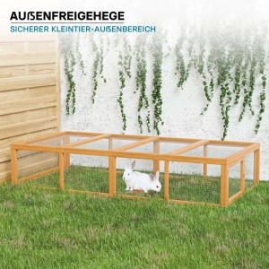 Großes Wiltec Freilaufgehege aus Holz mit Gitter auf Rasen, zwei weiße Kaninchen im Kleintierstall im Garten.