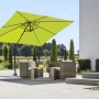 Apfelgrüner Schneider Ampelschirm Rhodos Junior 270x270 cm mit Kurbel über Sitzgruppe im Garten.