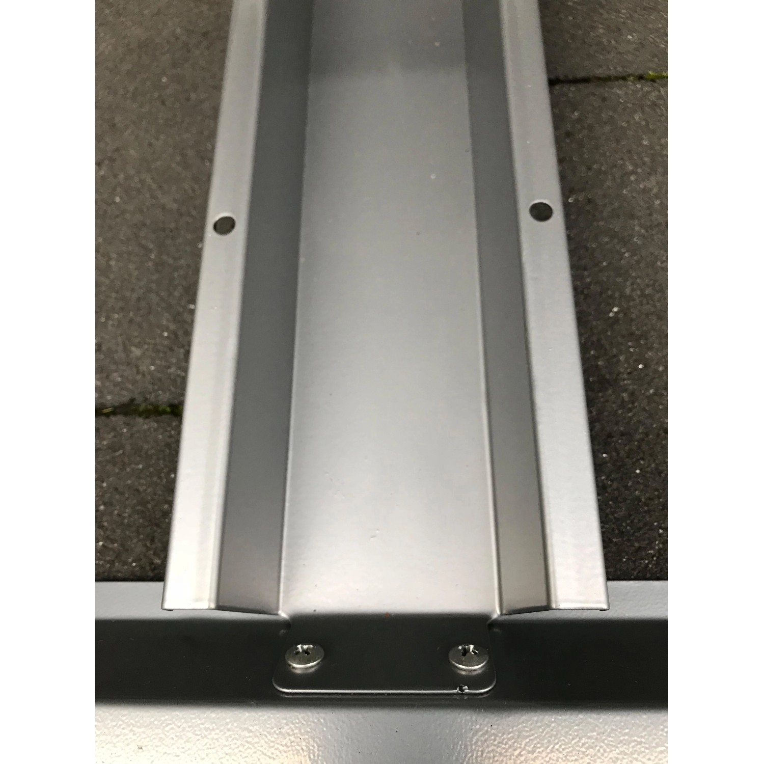 Detailaufnahme Fahrradhalterung für Globel Fahrradbox Family, silberfarben.