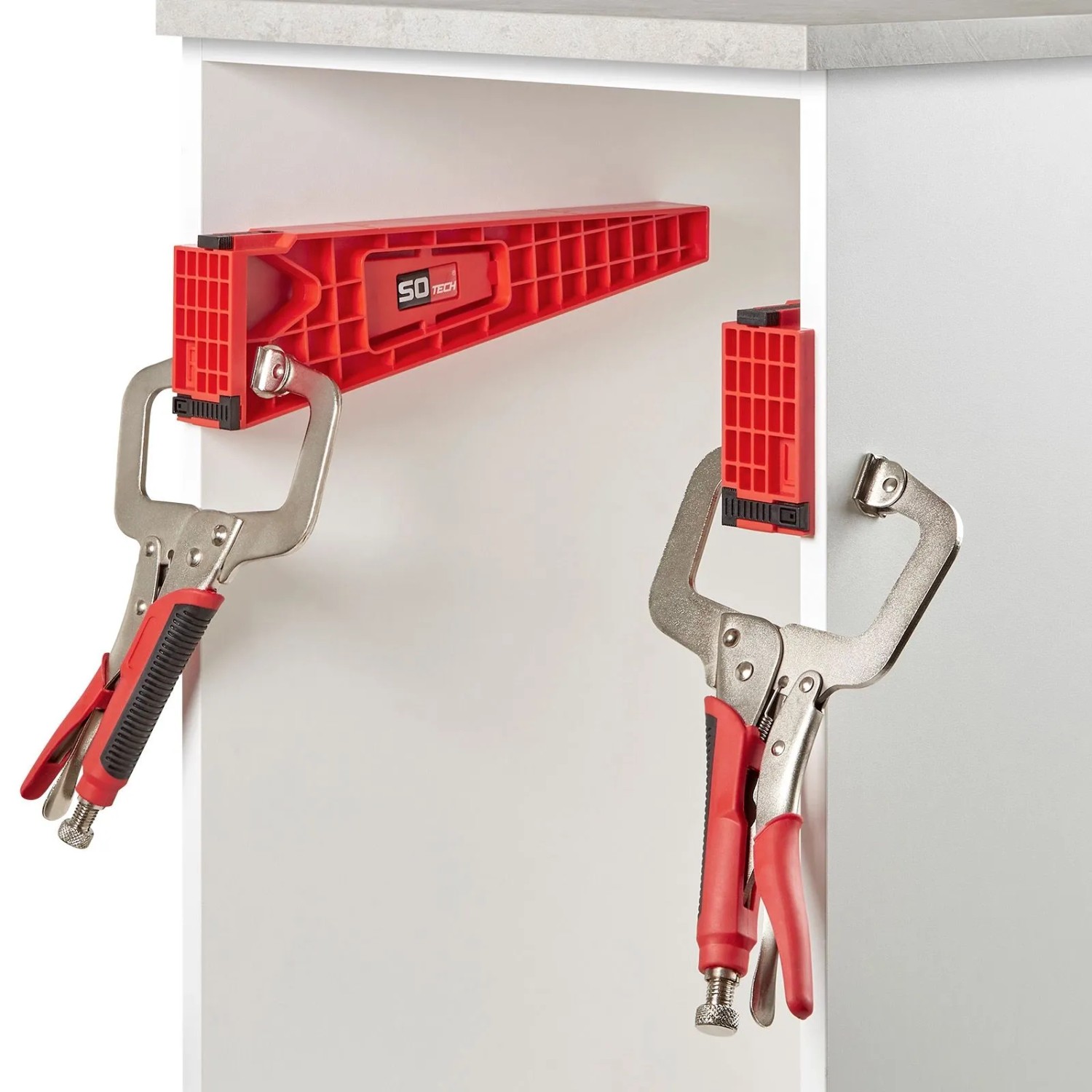 Zwei SOTECH Grip Klemmzangen Typ C, silber/rot, an weißem Regal mit roter Montagehilfe. Ideal für Eisenwaren.