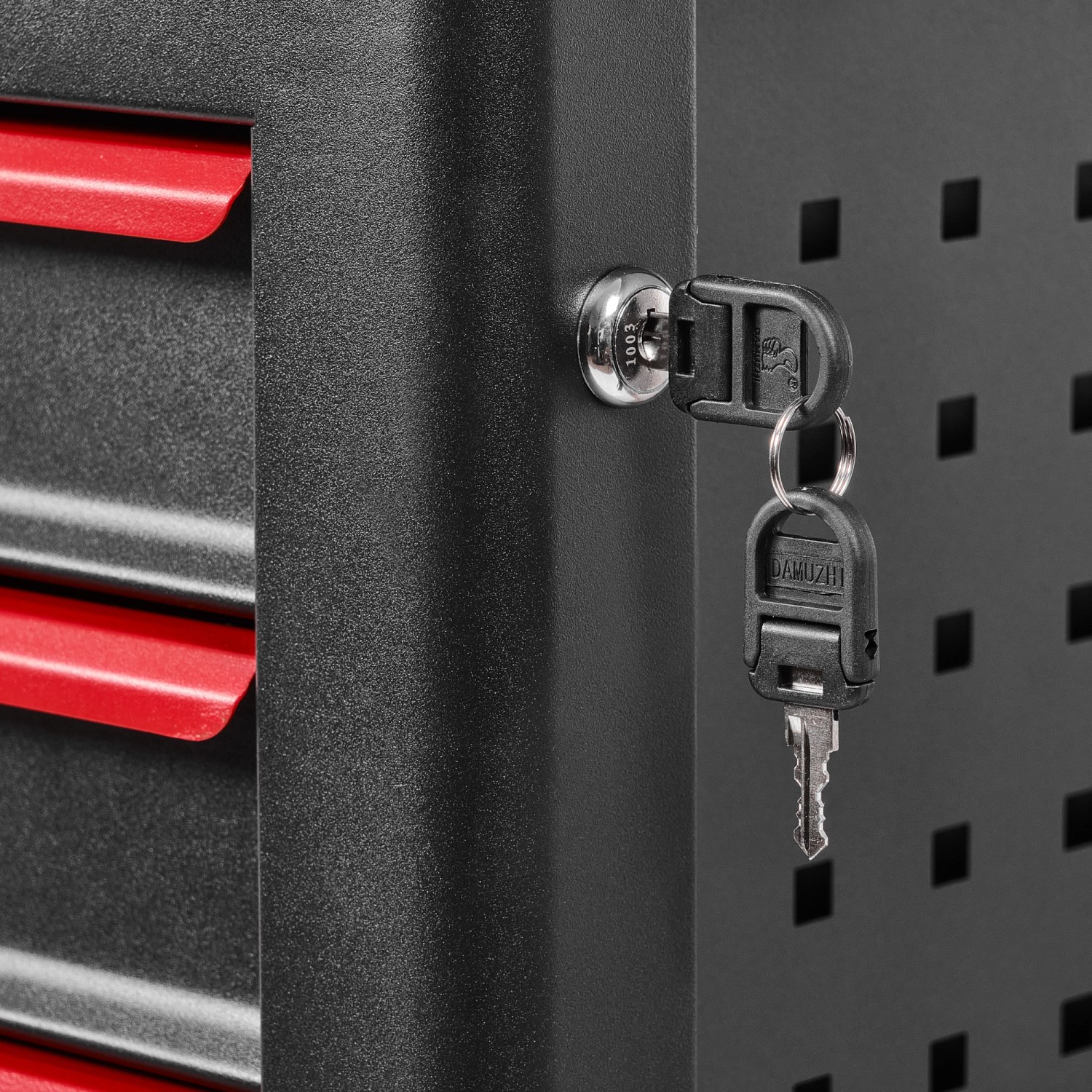 Detailaufnahme: Schwarzer Einhell Werkstattwagen (149-teilig) mit Schlüssel im Schloss.