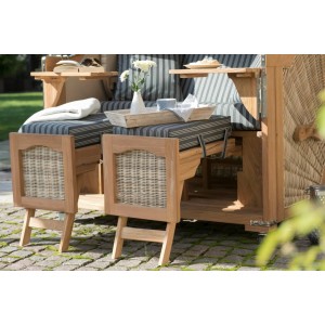 Detailansicht des GarWoh Strandkorb Rantum aus Teak mit PE-Geflecht und ausklappbaren Fußstützen.