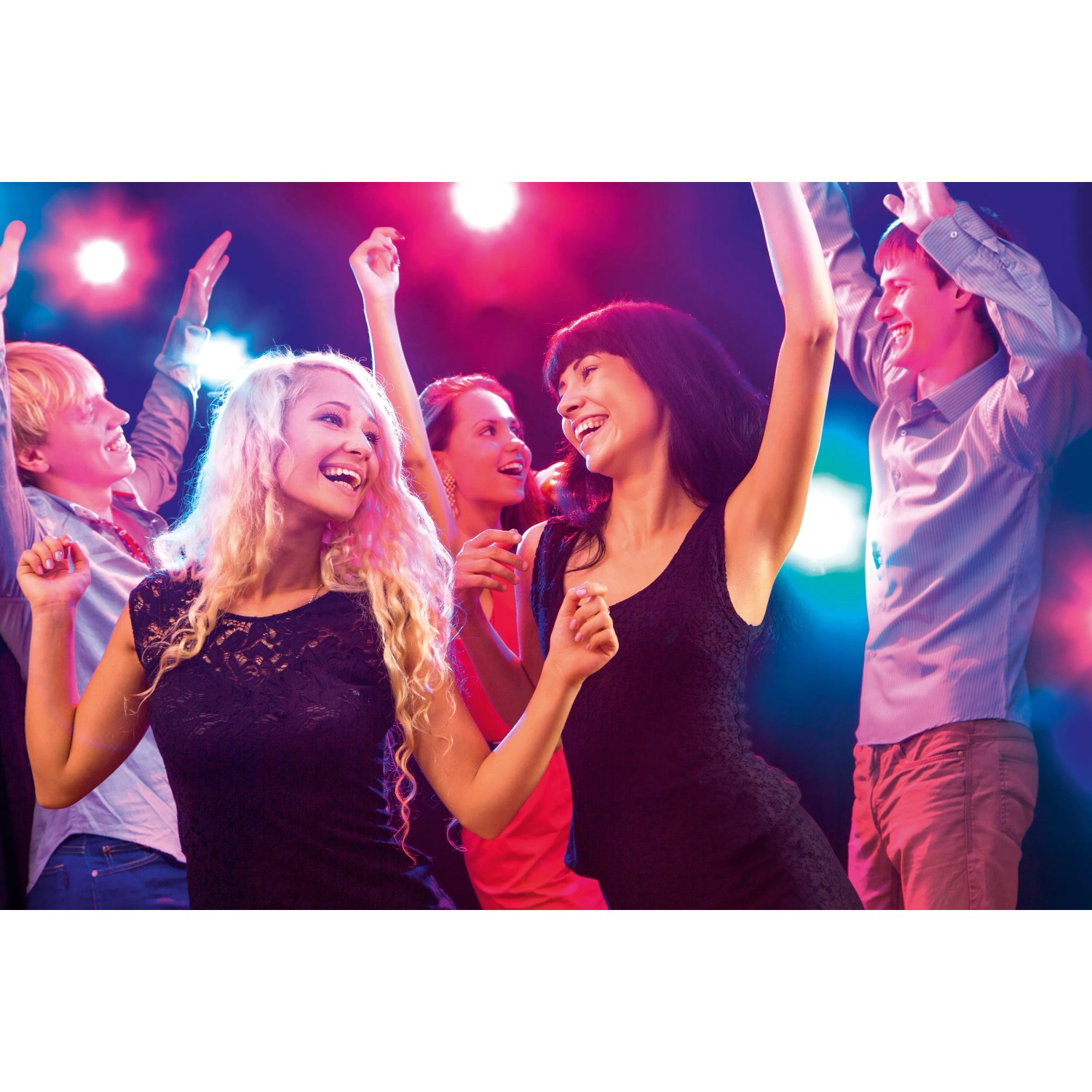 Party mit Easymaxx LED-Lichtrad Galaxy: Tanzende Menschen unter bunten Lichteffekten der Wandlampe.