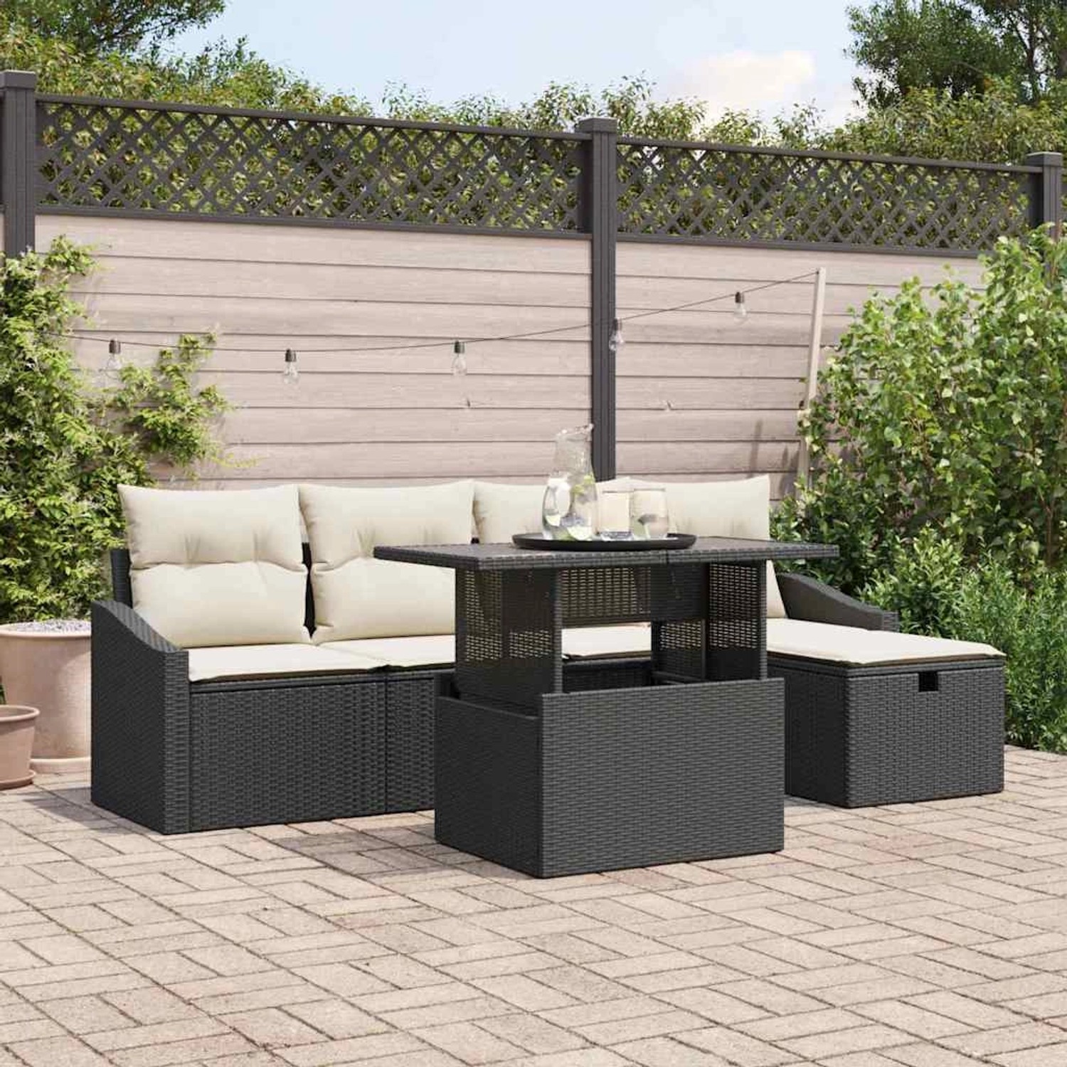 Schwarzes 6-teiliges vidaXL Garten-Sofa-Set aus Poly Rattan mit verstellbarem Tisch.