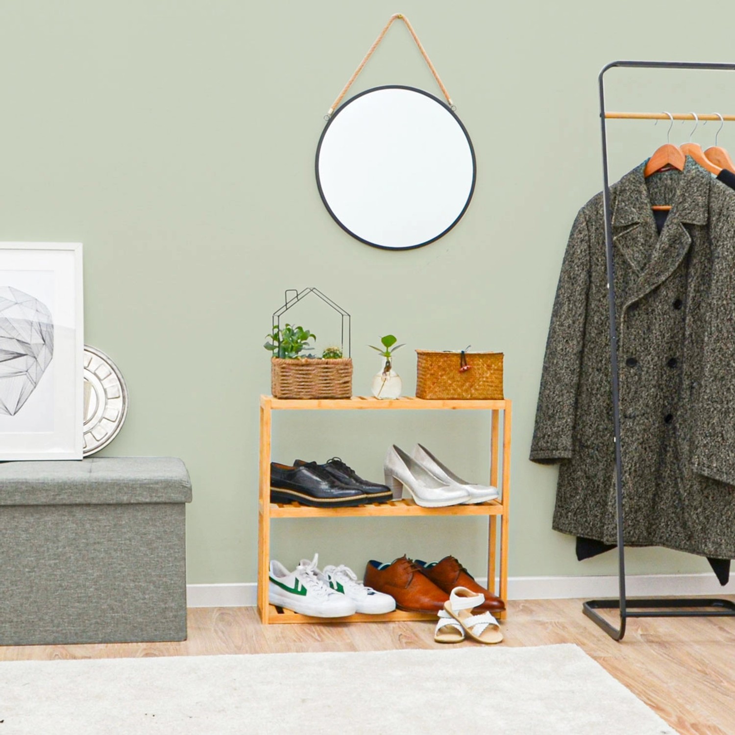 DuneDesign Bambus Regal, 60x54x15cm, mit Schuhen und Deko im Flur. Bad-Standregal aus Bambusholz.