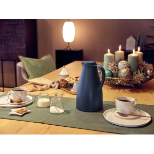 Dunkelblaue Isolierkanne Harmonic 1 l von Leifheit auf gedecktem Tisch mit Geschirr.