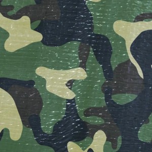 Detailaufnahme: Wasserdichte KARAT Abdeckplane 3x5m in Camouflage Optik.