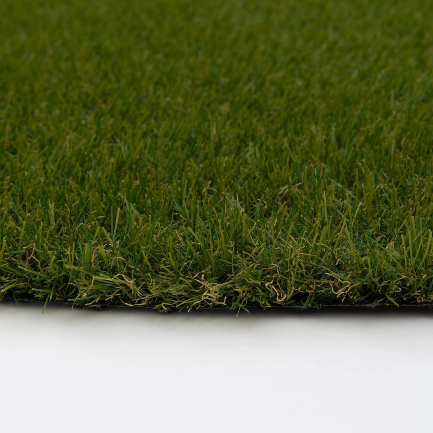 Detailaufnahme: Runder, grüner Snapstyle Kunstrasen "Chelsea", 133x133cm. Ideal für Balkon & Garten.