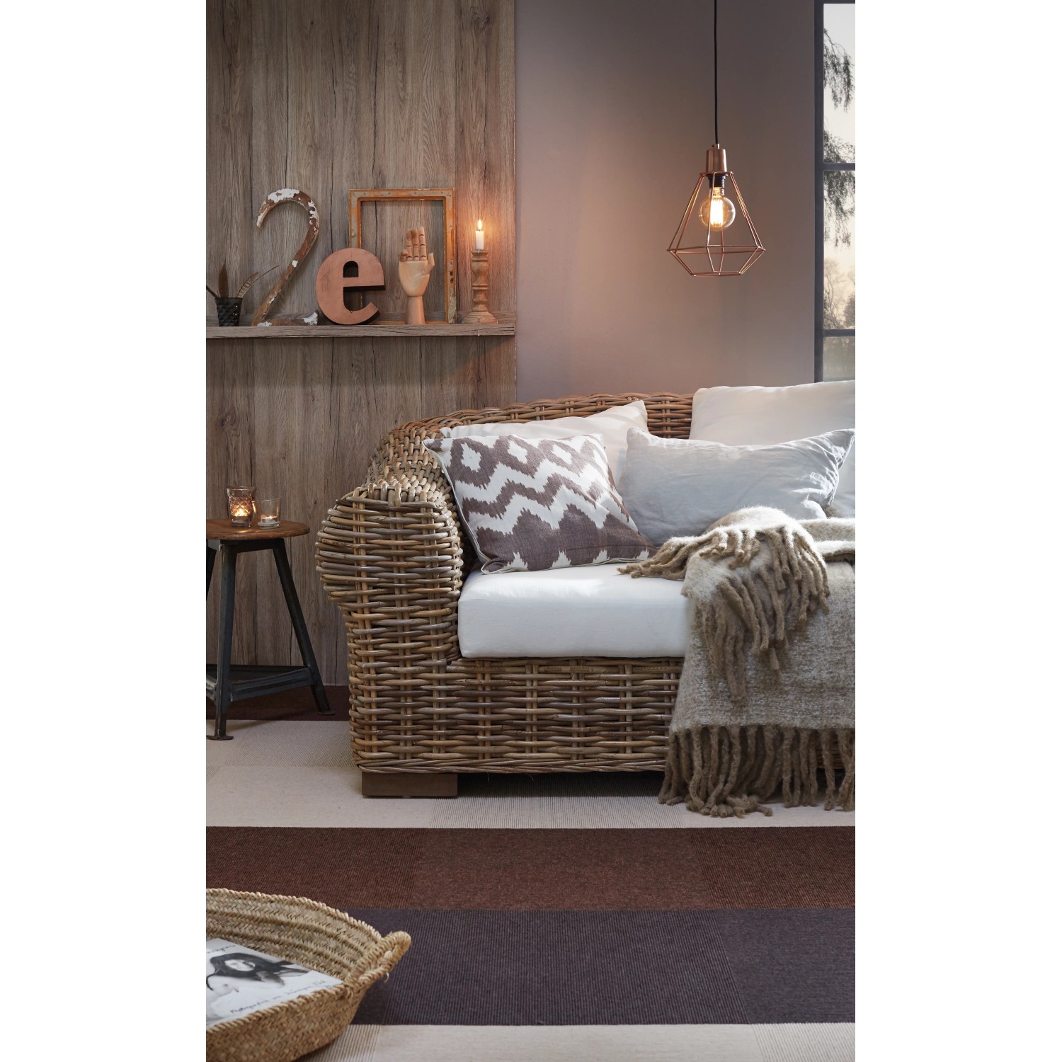 Wohnszene mit d-c-fix Klebefolie Sanremo Eiche Sand als Wandverkleidung.