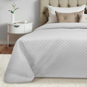 Hellgraue Beautissu Olivia Tagesdecke 240x260 cm mit Steppmuster auf einem Bett.