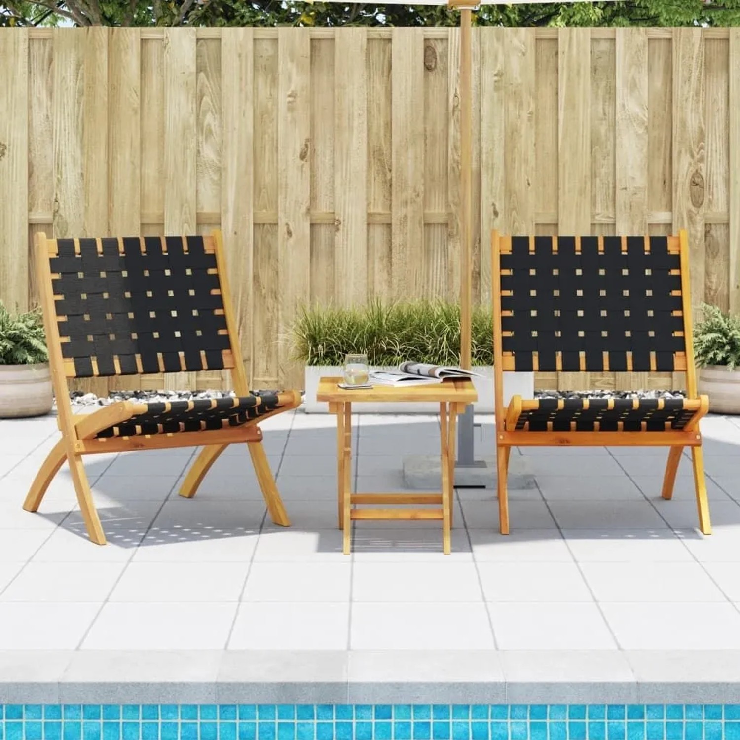 Zwei klappbare Gartenstühle aus Akazienholz mit schwarzem Stoffbezug, ideal für Terrasse und Garten.