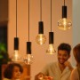 Philips Hue Lightguide Lampen mit schwarzer Kordel über Esstisch. Verschiedene Formen.