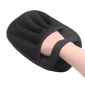 Petsation Fellentferner Handschuh in Schwarz, getragen an einer Hand.